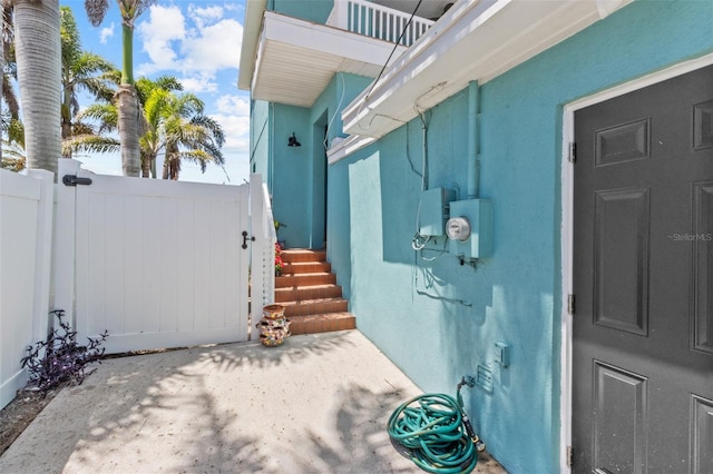 7950 Causeway Blvd N, Saint Petersburg, FL 33707 - entrance to property featuring a gate and stucco siding