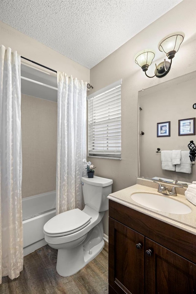 1701 Pinehurst Rd Unit 18D, Dunedin, FL 34698 - bathroom featuring wood finished floors, vanity, shower / bath combo, and a textured ceiling
