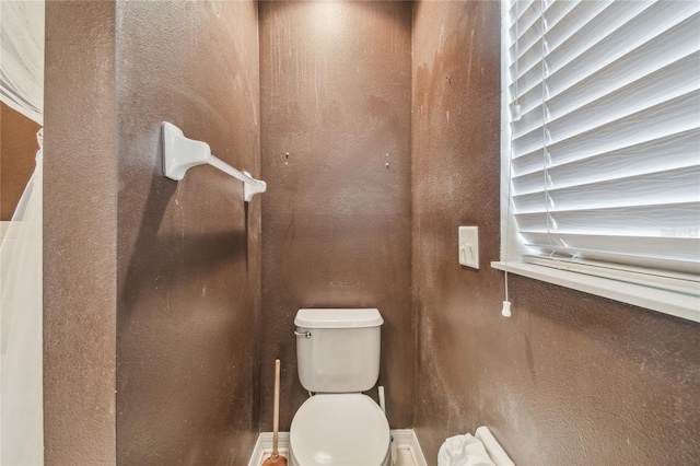 10343 Avelar Ridge Dr, Riverview, FL 33578 - bathroom featuring toilet and a textured wall