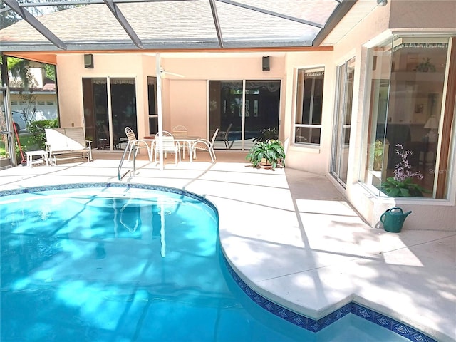 3740 Emerald Ln, Mulberry, FL 33860 - swimming pool featuring a ceiling fan, a patio area, and glass enclosure