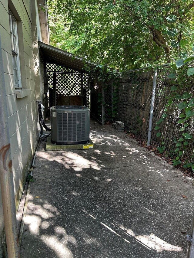 17017 Paula Ln, Lutz, FL 33558 - view of yard