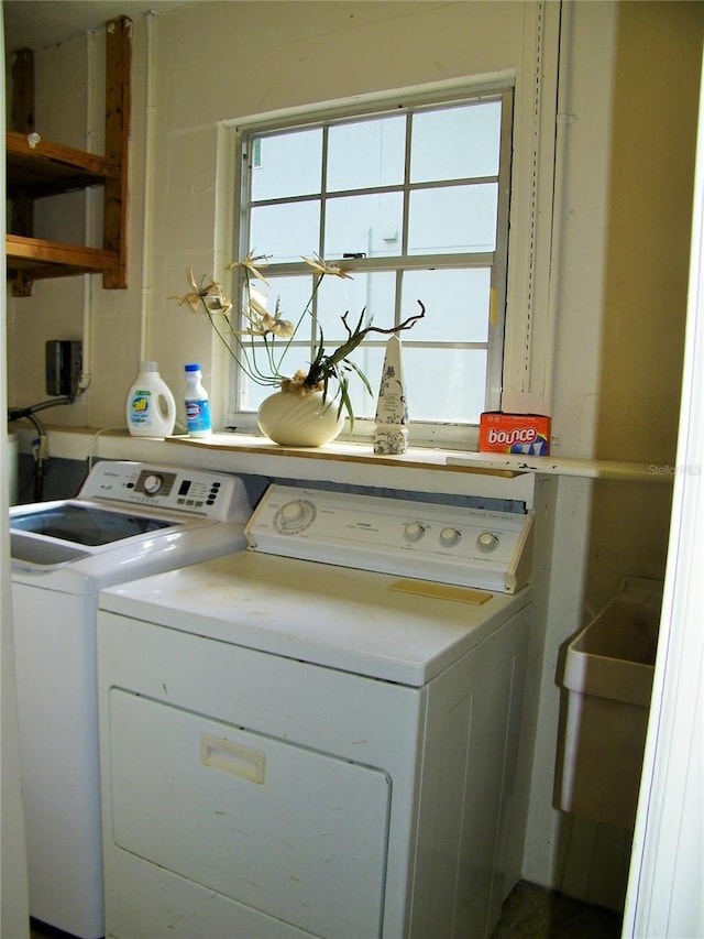 17017 Paula Ln, Lutz, FL 33558 - washroom with washing machine and clothes dryer