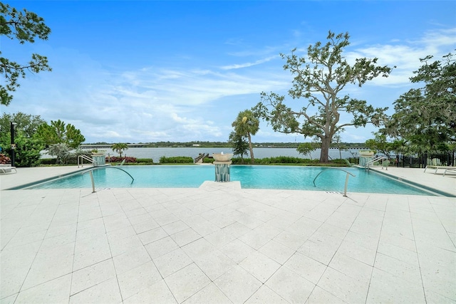 2101 Sunset Wind Loop, Oldsmar, FL 34677 - outdoor pool with a patio area