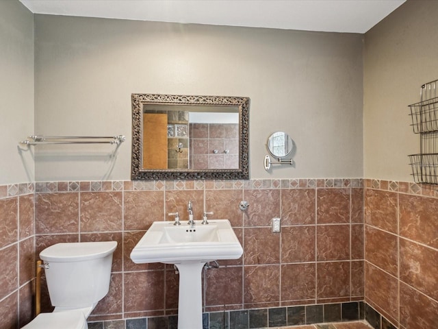 5110 Lake Valencia Blvd E, Palm Harbor, FL 34684 - bathroom featuring tile walls and wainscoting