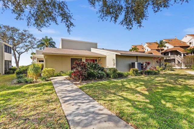 630 Windrush Bay Dr Unit 630, Tarpon Springs, FL 34689 - view of front facade featuring a front yard and stucco siding