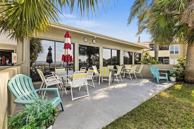 630 Windrush Bay Dr Unit 630, Tarpon Springs, FL 34689 - view of patio / terrace with outdoor dining area