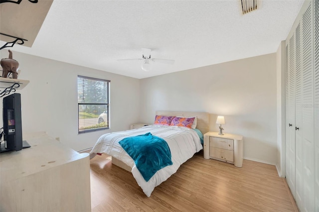3302 69th St W, Bradenton, FL 34209 - bedroom featuring a closet, light wood-style flooring, a ceiling fan, and a textured ceiling