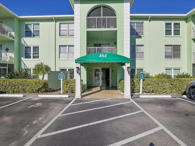 464 N Paula Dr Unit 106, Dunedin, FL 34698 - view of property featuring uncovered parking