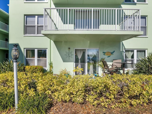 464 N Paula Dr Unit 106, Dunedin, FL 34698 - property entrance featuring a balcony and stucco siding