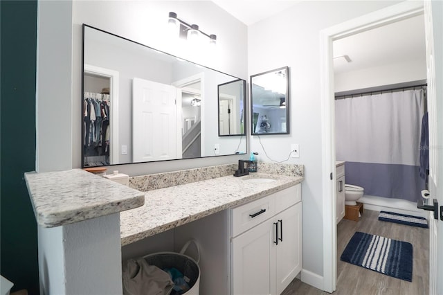 72 Pine Island Cir, Kissimmee, FL 34743 - bathroom with wood finished floors, vanity, and curtained shower