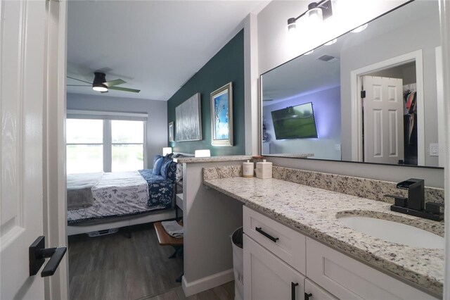 72 Pine Island Cir, Kissimmee, FL 34743 - bathroom featuring ensuite bath, wood finished floors, vanity, and ceiling fan