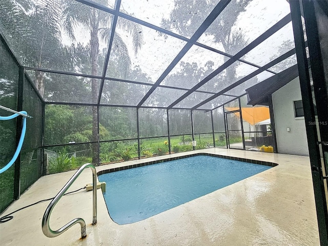 10928 Echo Loop, New Port Richey, FL 34654 - swimming pool featuring a patio area and glass enclosure