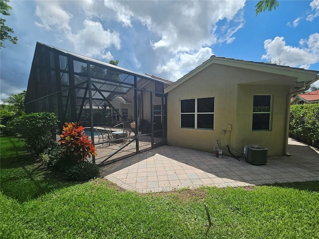 6900 Molakai Cir, Boynton Beach, FL 33437 - rear view of property featuring stucco siding, an outdoor pool, a patio area, a yard, and a lanai