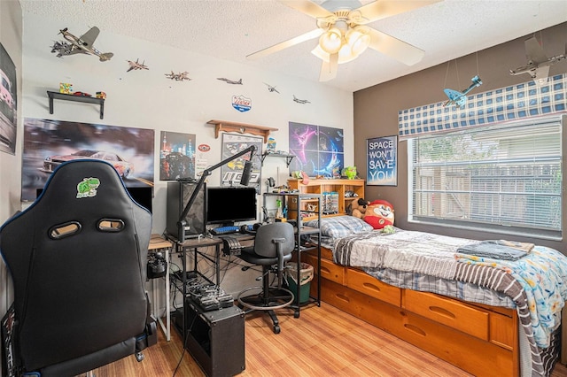 750 Caliente Dr, Brandon, FL 33511 - bedroom with wood finished floors, an office area, a textured ceiling, and a ceiling fan