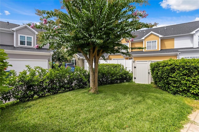 305 Sea Island Way, Tampa, FL 33602 - view of yard featuring a gate