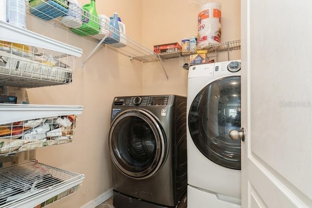 2639 Yukon Cliff Dr, Ruskin, FL 33570 - laundry area featuring washing machine and dryer and baseboards