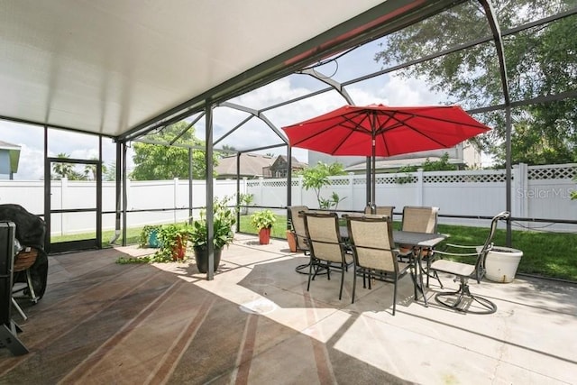 2639 Yukon Cliff Dr, Ruskin, FL 33570 - fenced backyard with a patio area, glass enclosure, and outdoor dining area