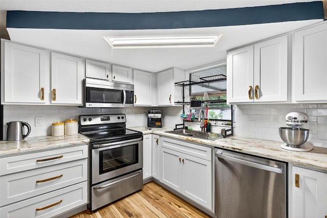 7814 Burnham Dr, Port Richey, FL 34668 - kitchen with stainless steel appliances, tasteful backsplash, and light wood-type flooring
