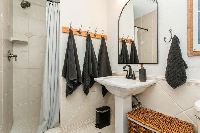 1304 63rd St NW, Bradenton, FL 34209 - bathroom featuring a stall shower and toilet