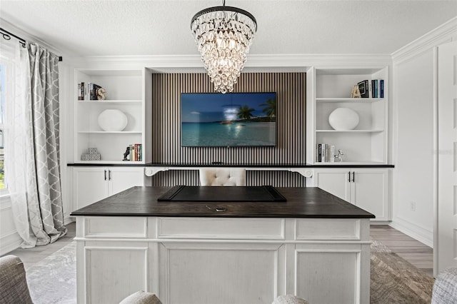 7819 Notched Pine Bnd, Wesley Chapel, FL 33545 - bar area with black electric stovetop, a chandelier, a textured ceiling, built in features, and ornamental molding