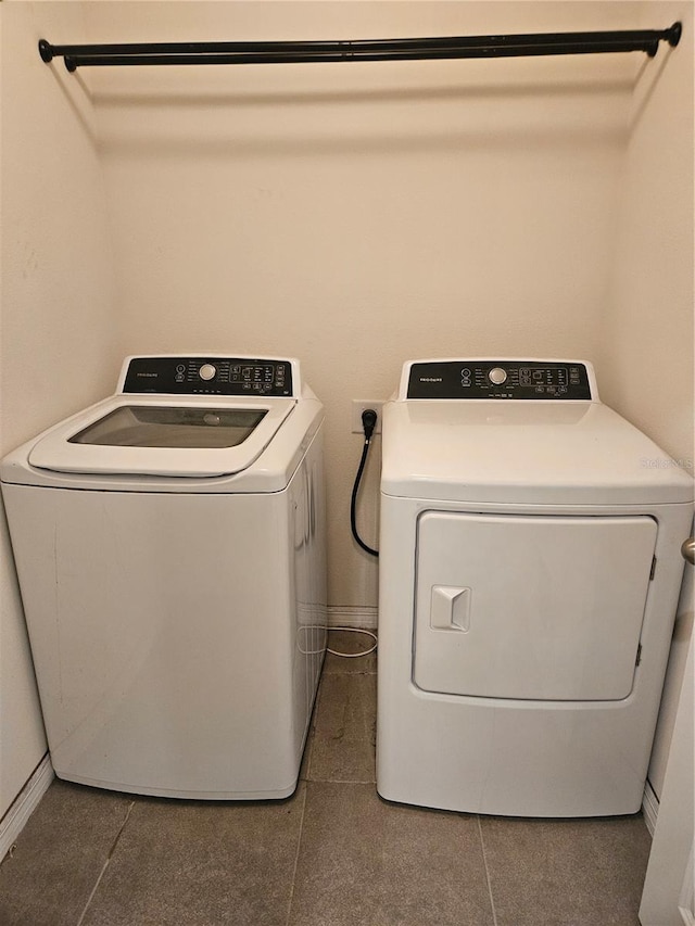 10124 Mangrove Well Rd, Ruskin, FL 33573 - laundry area featuring washing machine and clothes dryer and tile patterned flooring