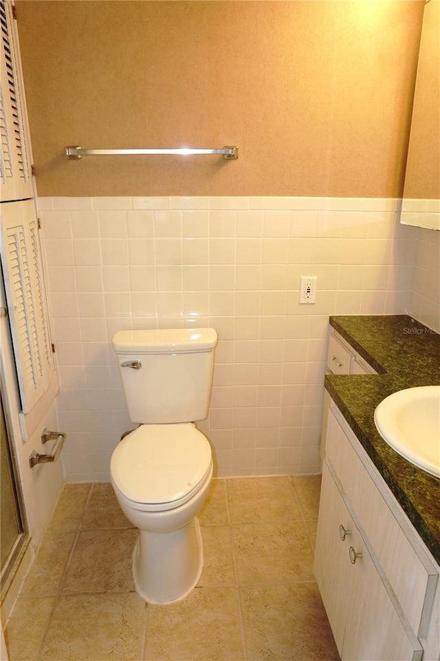 4329 Tahitian Gardens Cir Unit B, Holiday, FL 34691 - bathroom featuring vanity, tile walls, and wainscoting