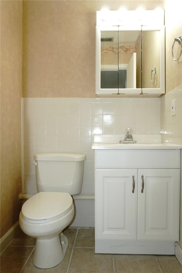 4329 Tahitian Gardens Cir Unit B, Holiday, FL 34691 - bathroom with vanity and tile patterned flooring
