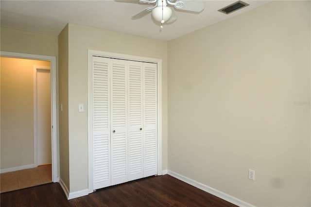 4329 Tahitian Gardens Cir Unit B, Holiday, FL 34691 - unfurnished bedroom with dark wood-type flooring, a closet, and a ceiling fan
