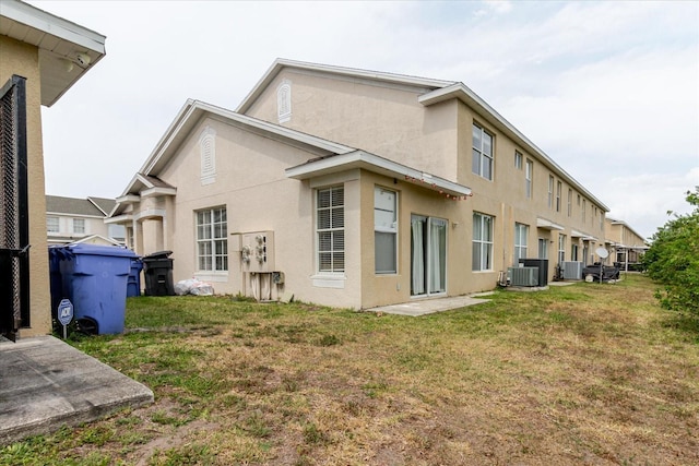 6260 Olivedale Dr, Riverview, FL 33578 - back of property with stucco siding and a yard