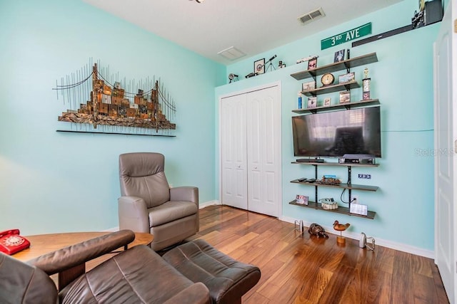 1140 S Pointe Alexis Dr, Tarpon Springs, FL 34689 - sitting room with wood finished floors and baseboards