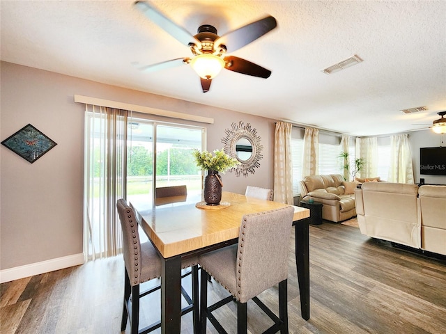 3112 Kearns Rd, Mulberry, FL 33860 - dining area featuring ceiling fan, wood finished floors, and a textured ceiling