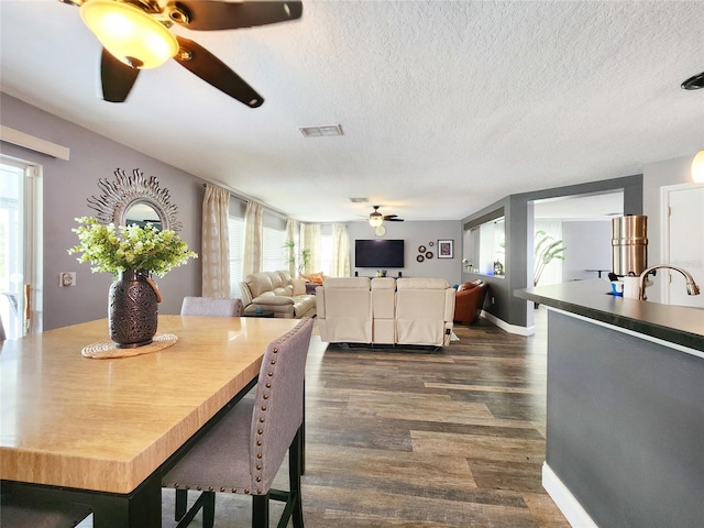 3112 Kearns Rd, Mulberry, FL 33860 - dining area featuring a ceiling fan, dark wood-type flooring, and a textured ceiling