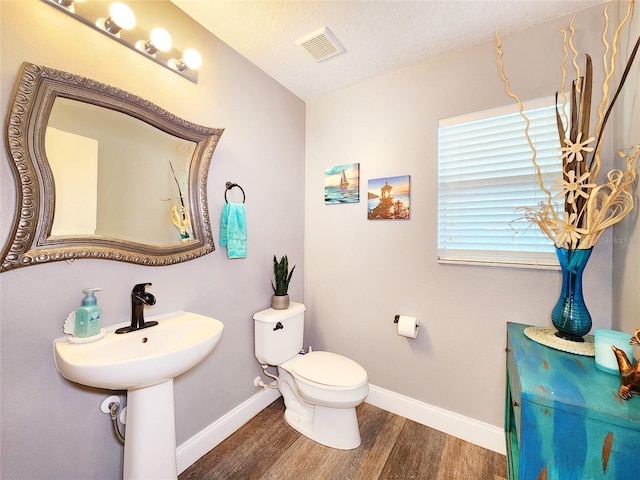 3112 Kearns Rd, Mulberry, FL 33860 - half bath featuring wood finished floors and a textured ceiling