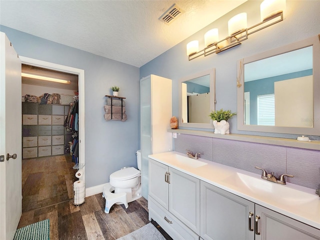 3112 Kearns Rd, Mulberry, FL 33860 - full bath featuring wood finished floors, double vanity, and a spacious closet