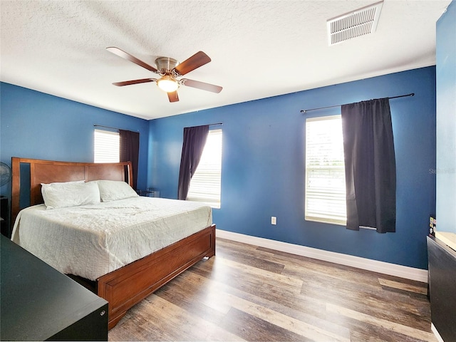 3112 Kearns Rd, Mulberry, FL 33860 - bedroom featuring wood finished floors, a textured ceiling, and a ceiling fan