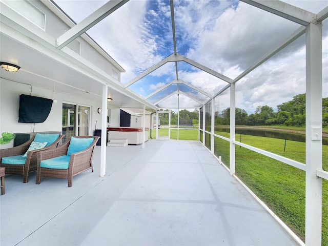 3112 Kearns Rd, Mulberry, FL 33860 - sunroom / solarium featuring a jacuzzi, a water view, and vaulted ceiling