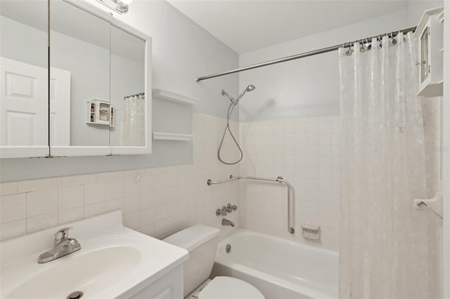 2370 Jamaican St Unit 44, Clearwater, FL 33763 - full bathroom featuring tile walls, shower / tub combo with curtain, vanity, and backsplash