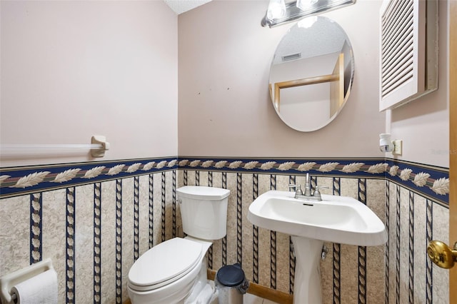 1304 N Jasmine Ave, Tarpon Springs, FL 34689 - half bathroom with wainscoting and a textured ceiling