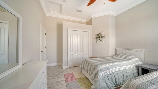 15110 Sundial Pl, Lakewood Ranch, FL 34202 - bedroom with a closet, ornamental molding, a ceiling fan, and light wood finished floors