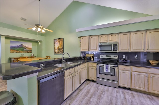 1126 Golfview Woods Dr Unit 1126, Sun City Center, FL 33573 - photo 9