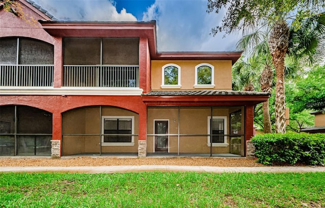 2148 Chianti Pl Unit 1310, Palm Harbor, FL 34683 - back of property with a sunroom and stucco siding