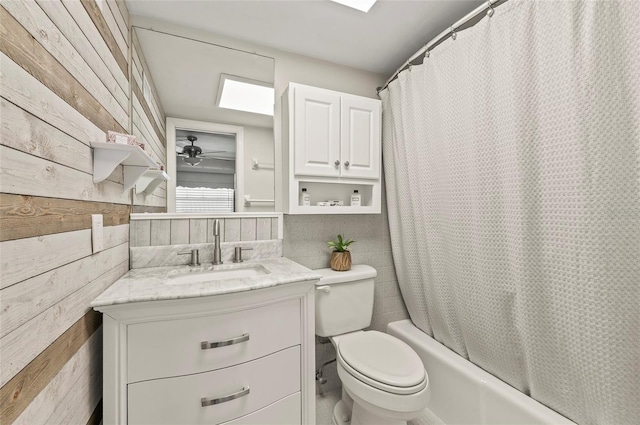 500 Glennes Ln Unit 206, Dunedin, FL 34698 - full bathroom featuring vanity and shower / tub combo with curtain