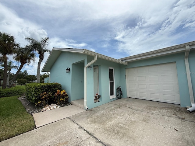2722 Sherbrooke Ln Unit D, Palm Harbor, FL 34684 - view of front facade with stucco siding, driveway, and an attached garage