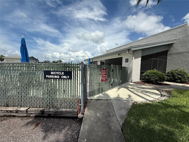 2722 Sherbrooke Ln Unit D, Palm Harbor, FL 34684 - view of gate
