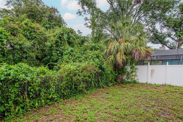 3129 W Paris St, Tampa, FL 33614 - view of yard