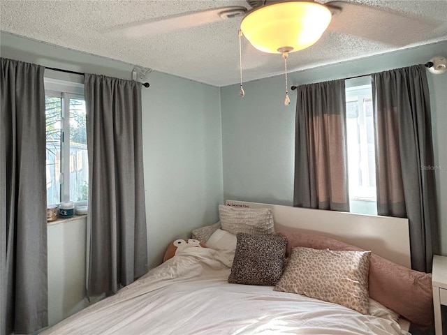 11990 104th Ave, Largo, FL 33778 - bedroom featuring a textured ceiling