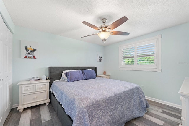 908 Toddsmill Trce, Tarpon Springs, FL 34689 - bedroom featuring a closet, wood finished floors, a textured ceiling, and a ceiling fan