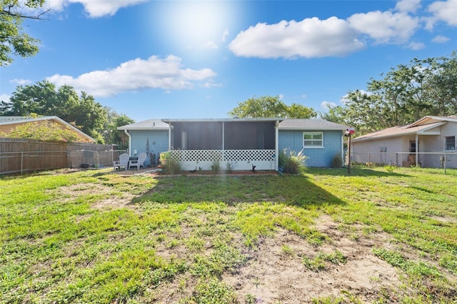 908 Toddsmill Trce, Tarpon Springs, FL 34689 - rear view of house featuring a sunroom and a fenced backyard