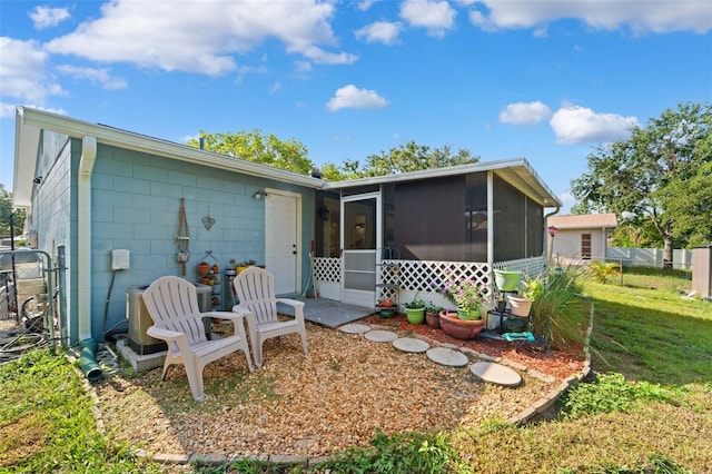 908 Toddsmill Trce, Tarpon Springs, FL 34689 - back of house featuring a sunroom and concrete block siding