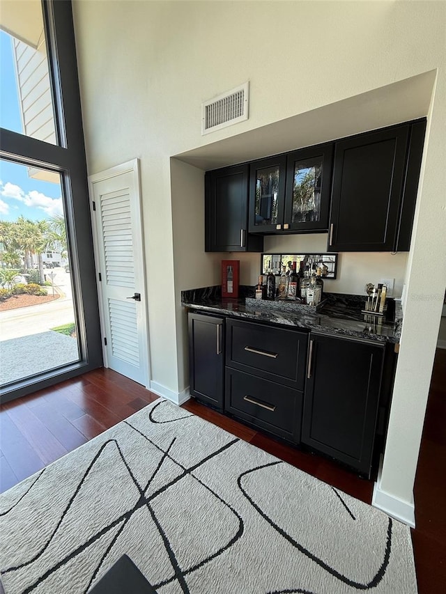 850 59th Ave, Saint Petersburg, FL 33706 - indoor wet bar with a towering ceiling and dark wood-style floors